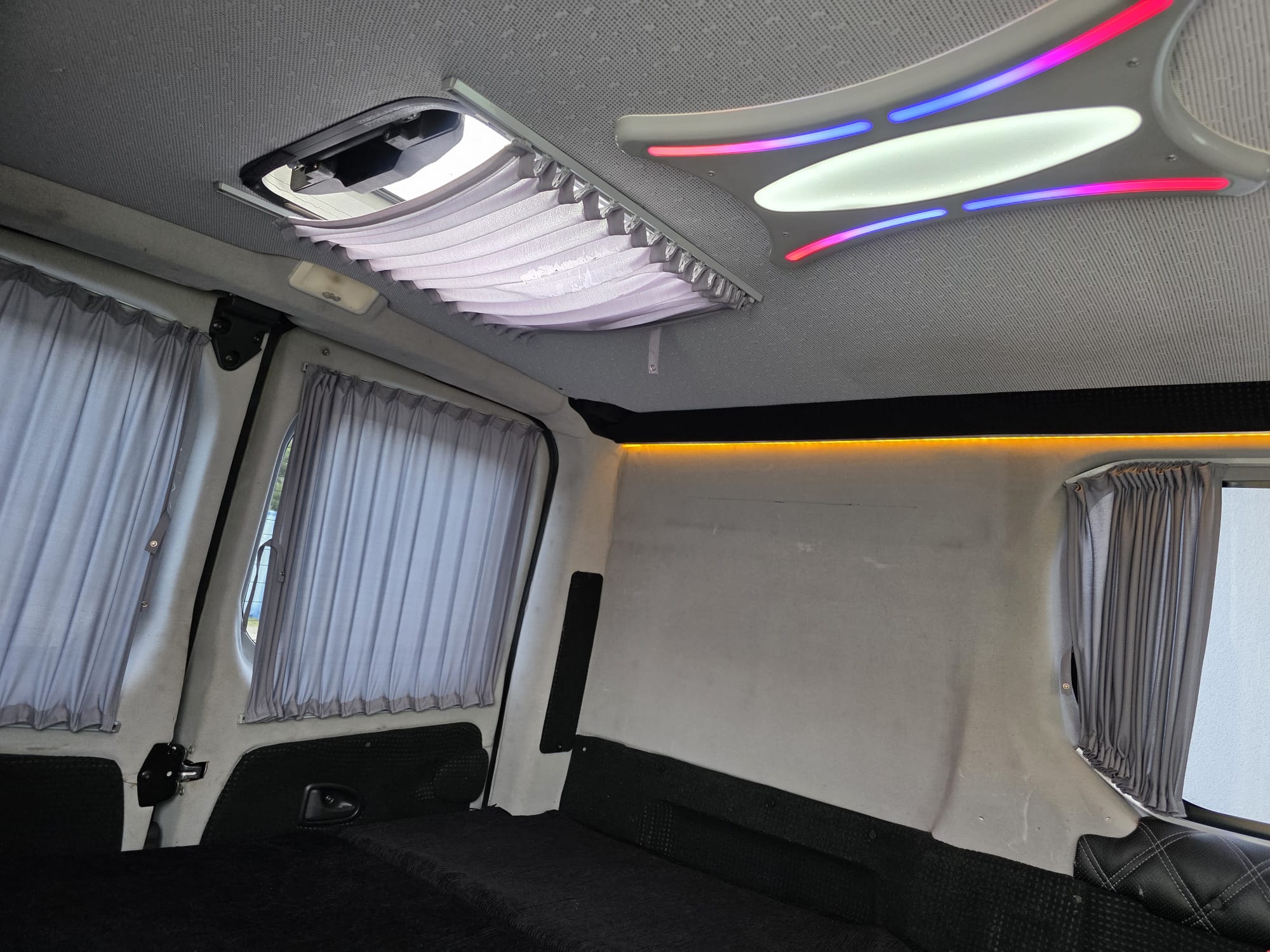 Renault Trafic Camper 2.0 dCi • TÜV 2028 • Standheizung • 230V • AGM • TV • Wohnmobilzulassung • Sofort reisefertig